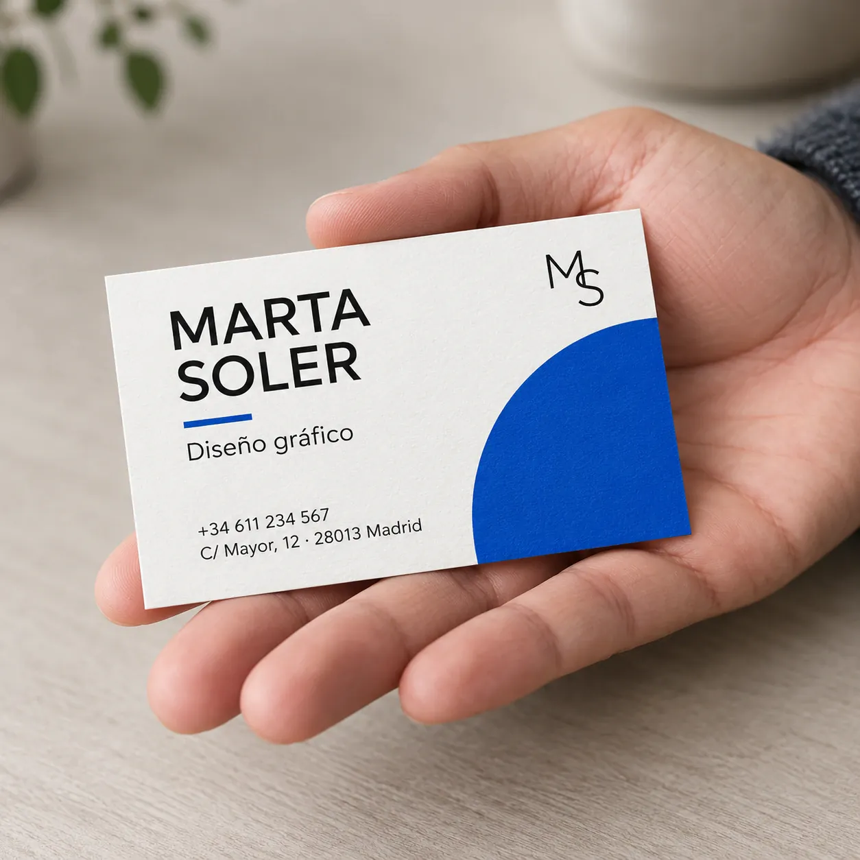 Tarjeta de visita de ejemplo sostenida en una mano