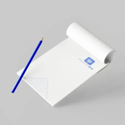 Bloc de notas con Logo de Empresa, mostrando un diseño minimalista con el logotipo de ImprentaPro en la esquina superior derecha. A la izquierda, un lápiz azul inclinado acompaña al bloc, que está parcialmente enrollado en la parte superior