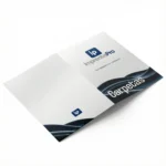 Carpetas personalizadas para empresas con el logotipo de imprentapro en grande en el centro. La carpeta está parcialmente abierta, mostrando un diseño interior con patrones repetidos del logotipo en tonos azules y blancos.