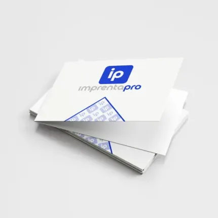 Carpetas personalizadas para tarjetas, apiladas en un ángulo que muestra la parte frontal con el logotipo de Imprenta Pro. El diseño incluye un área interna con patrones azules y blancos que repiten el logotipo.