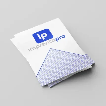 Carpetas personalizadas para empresas con el logotipo de imprentapro en grande en el centro. La carpeta está parcialmente abierta, mostrando un diseño interior con patrones repetidos del logotipo en tonos azules y blancos.