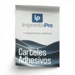 Carteles adhesivos personalizados con fondo blanco y el logotipo de Imprenta pro en el centro. El cartel está parcialmente despegado de una superficie, mostrando su capacidad de adhesión.
