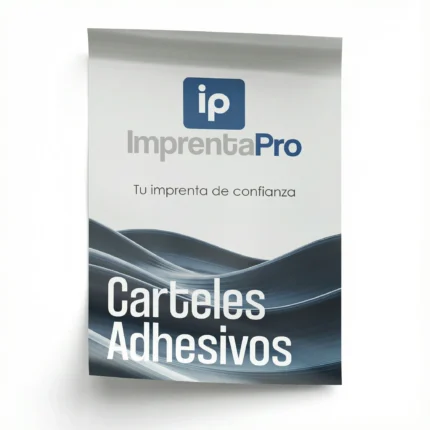 Carteles adhesivos personalizados con fondo blanco y el logotipo de Imprenta pro en el centro. El cartel está parcialmente despegado de una superficie, mostrando su capacidad de adhesión.
