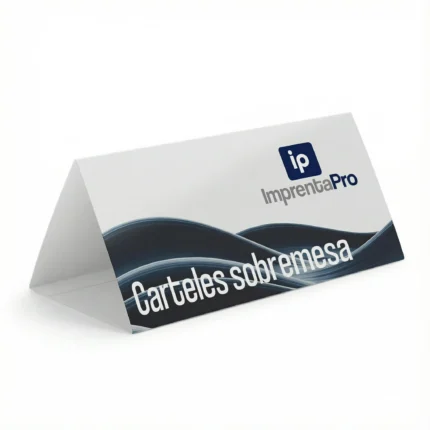 Carteles de sobremesa para eventos promocionales triangular, mostrando el logotipo de Imprenta pro en el centro y un patrón decorativo en la parte inferior. Ideal para uso en mesas y mostradores.