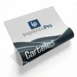 Carteles publicitarios personalizados con el logotipo de Imprenta Pro en grande en la parte superior central. En la parte inferior del cartel se aprecia un diseño triangular con un patrón repetido en tonos azules y blancos que utiliza el mismo logotipo.