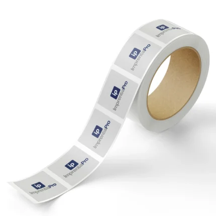 Rollo de etiquetas adhesivas personalizadas con el logotipo 'ip' en color azul sobre fondo blanco. Ideal para uso comercial y etiquetado de productos.