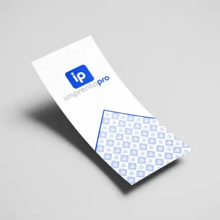 Flyers publicitarios personalizados con diseño en blanco y azul, mostrando el logotipo de imprenta pro en la parte superior y un patrón decorativo en la parte inferior. Ideal para promociones y campañas de marketing.