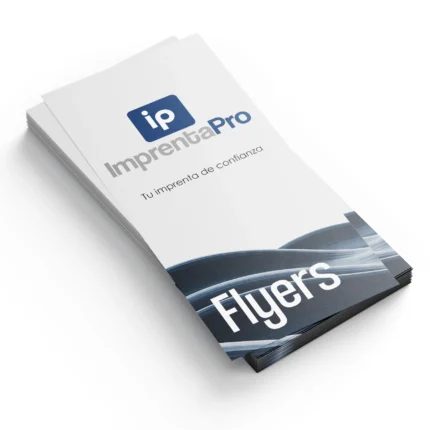 Flyers publicitarios personalizados con diseño en blanco y azul, mostrando el logotipo de imprenta pro en la parte superior y un patrón decorativo en la parte inferior. Ideal para promociones y campañas de marketing.
