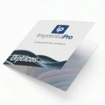 Díptico abierto con portada azul, imágenes de producto y cuatro caras impresas