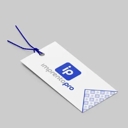 Etiquetas de cartón personalizadas con diseño en blanco y azul, mostrando el logotipo de 'imprenta.pro' en el centro y un patrón decorativo en la esquina inferior derecha. La etiqueta incluye un cordón azul para colgar, ideal para etiquetar productos.