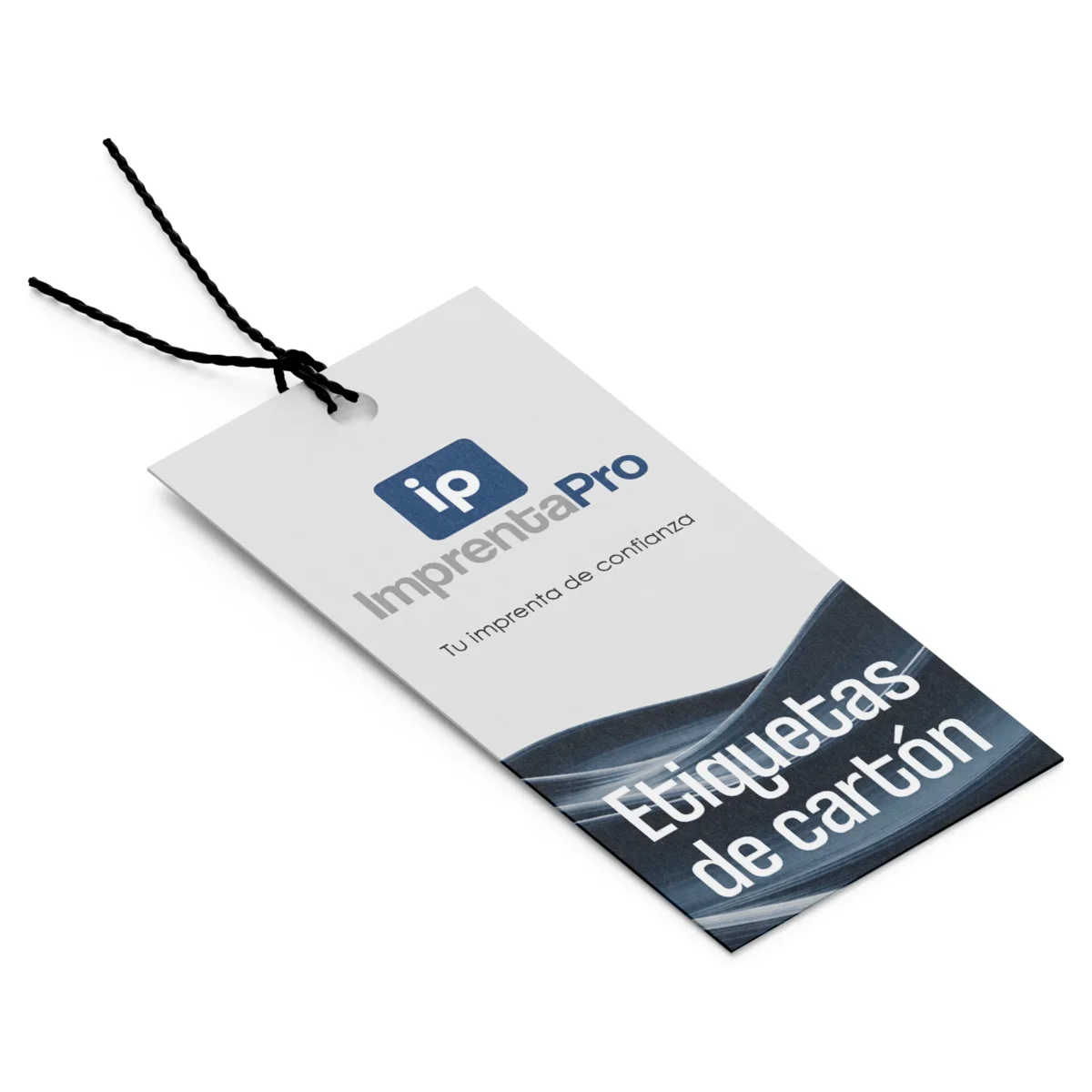 Etiquetas de cartón personalizadas con diseño en blanco y azul, mostrando el logotipo de 'imprenta.pro' en el centro y un patrón decorativo en la esquina inferior derecha. La etiqueta incluye un cordón azul para colgar, ideal para etiquetar productos.