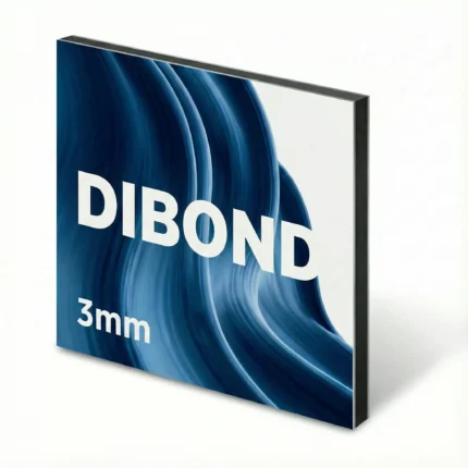 Panel de Dibond impreso a medida compuesto de dos láminas de aluminio con un núcleo de polietileno, mostrando su resistencia y acabado elegante en color plateado. Ideal para señalización y montajes de alta calidad