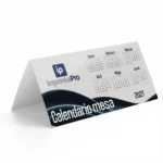 Imagen de calendarios de mesa triangulares personalizados, impresos por Imprenta PRO.