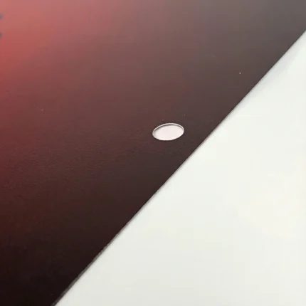 Foto de la perforación para colgar los calendarios de pared