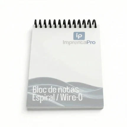 Imagen de producto de un bloc de notas hecho por imprentapro y encuadernado en espiral plástica en la parte superior