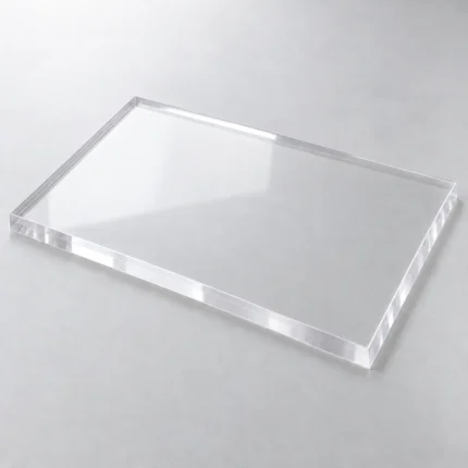 Placa rectangular de metacrilato transparente de 10 mm vista en perspectiva sobre un fondo claro.