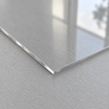 Detalle de la esquina de una placa de metacrilato transparente de 3 mm con canto pulido brillante.