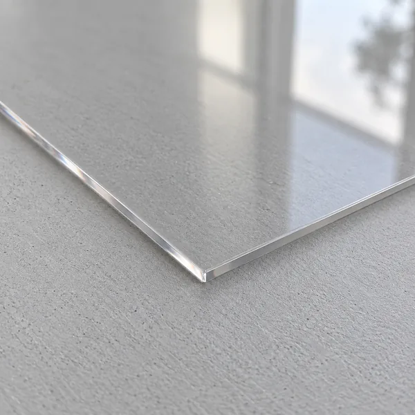Detalle de la esquina de una placa de metacrilato transparente de 3 mm con canto pulido brillante.