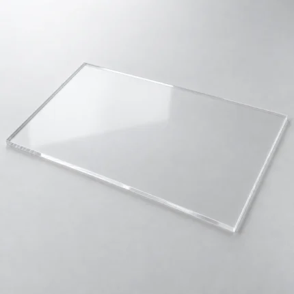 Placa rectangular de metacrilato transparente de 4 mm vista en perspectiva sobre un fondo claro.