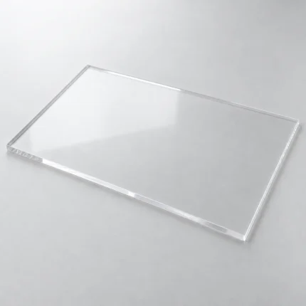 Placa rectangular de metacrilato transparente de 5 mm vista en perspectiva sobre un fondo claro.